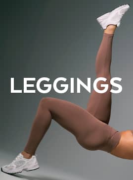 Pernas de uma modelo vestindo calça legging com o texto LEGGINGS sobreposto.