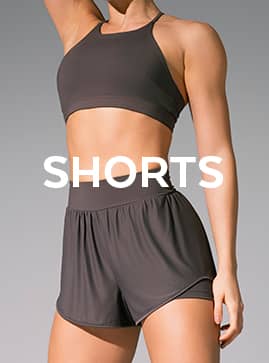 Modelo vestindo shorts fitness com o texto SHORTS sobreposto.