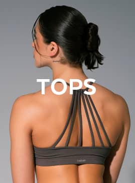 Modelo vestindo top fitness com o texto TOPS sobreposto.