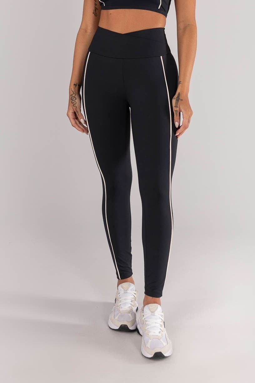 Calça Legging com Cós Transpassado e Bolsos com Vivo (Preto / Vanilla) | Ref: K4618-A