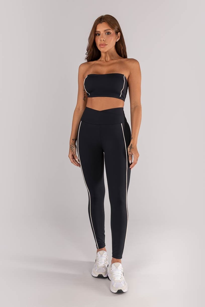 Calça Legging com Cós Transpassado e Bolsos com Vivo (Preto / Vanilla) | Ref: K4618-A