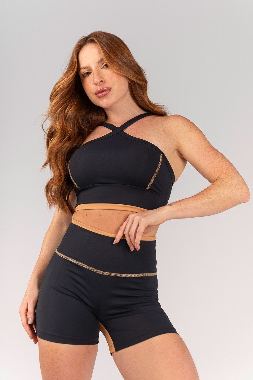 Short com Vira e Recorte Entrepernas (Preto / Caramelo) | Ref: K4668-A
