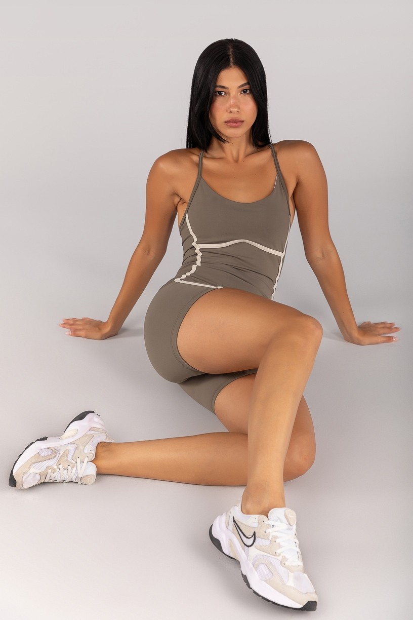 Macaquinho sem Gancho com Alças Cruzadas (Oliva / Off-White) | Ref: K4701-C