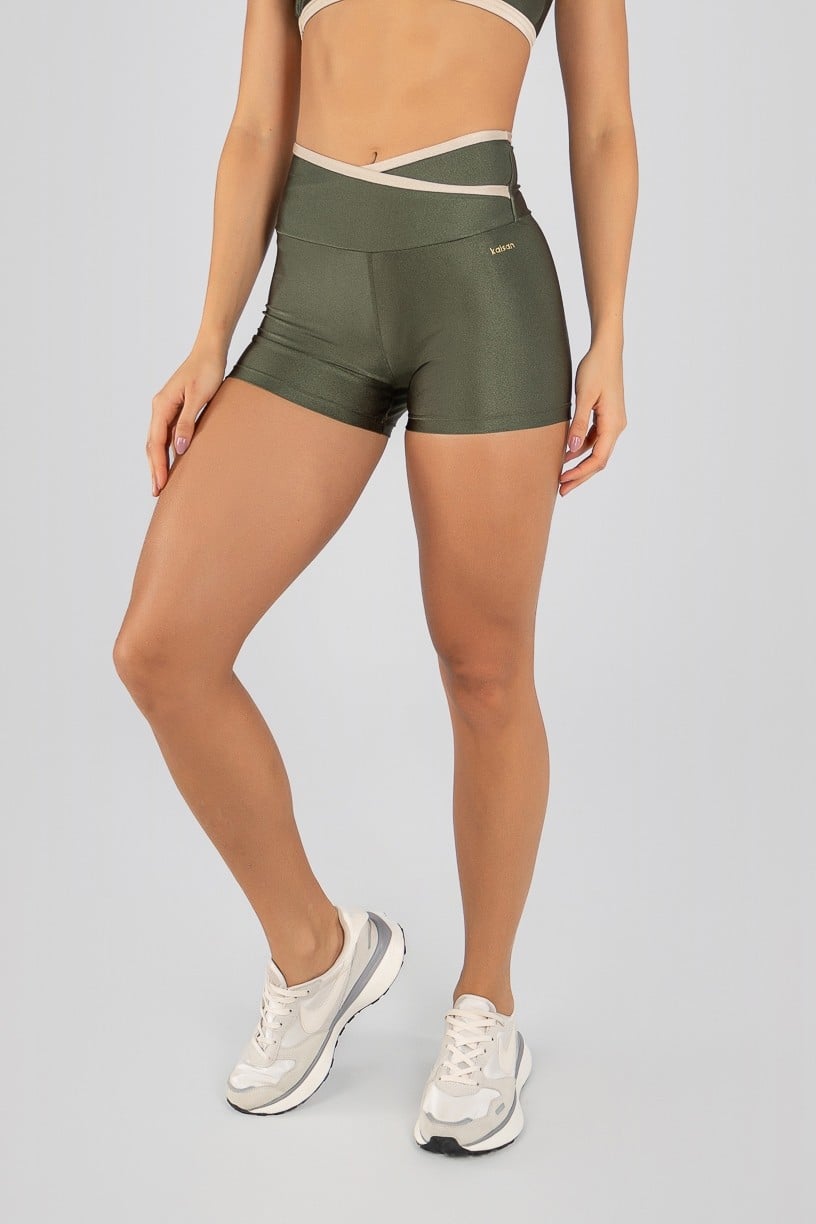 Short com Cós Transpassado e Vira (Verde Militar / Champagne) | Ref: K4330-C