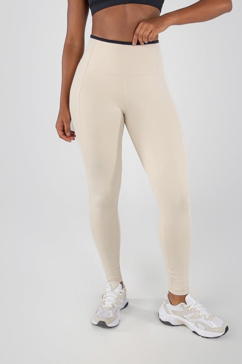 Calça Legging com Pespontos e Viés Contrastantes (Off-White / Preto) | Ref: K4813-B