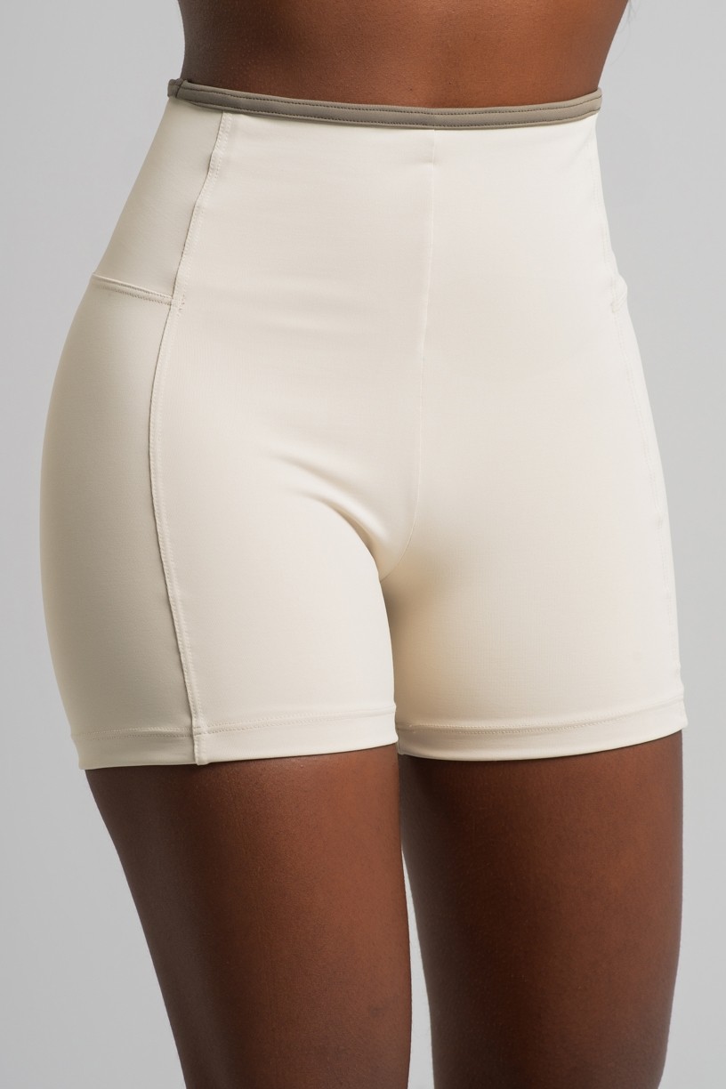 Short com Recortes e Viés na Cintura (Off-White / Oliva) | Ref: K4516-B