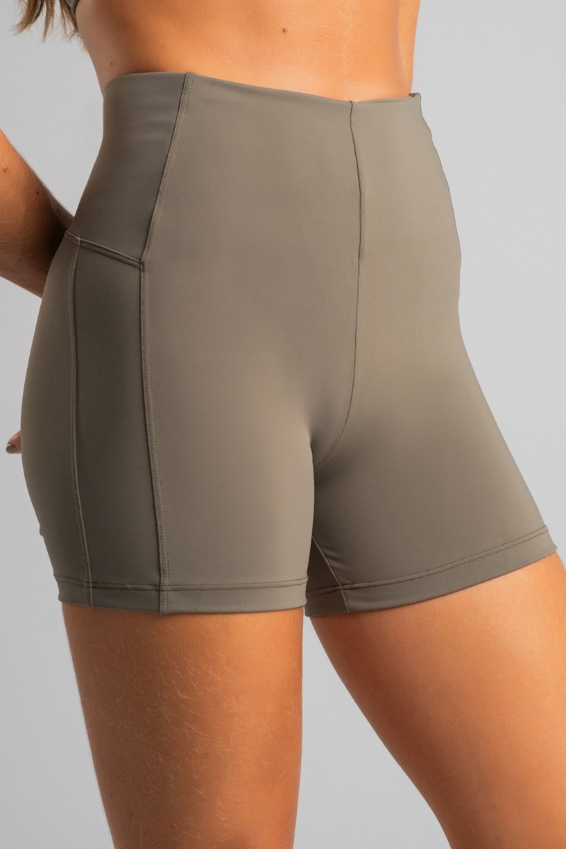 Short sem Cós Aparente e Recorte Lateral (Oliva) | Ref: K4829-A