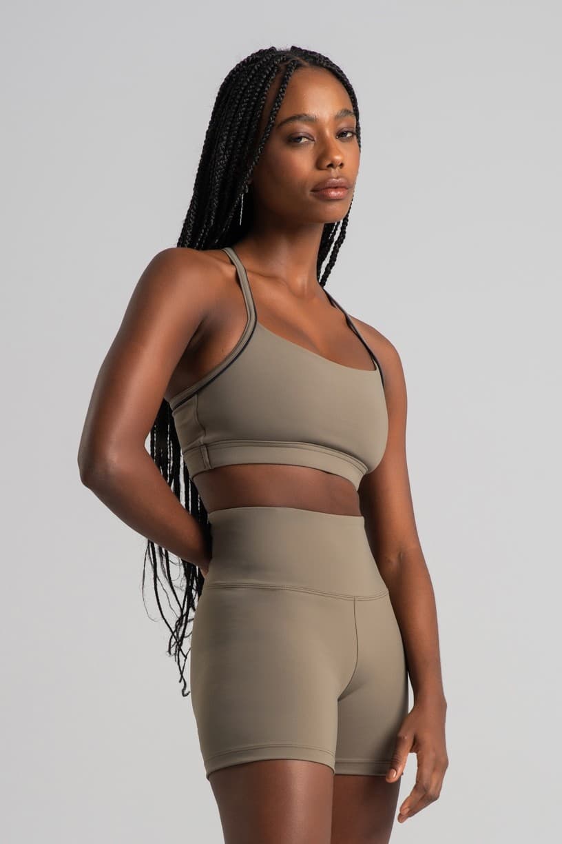 Short com Bolso no Cós e Vivo Contrastante (Oliva / Preto) | Ref: K4838-A