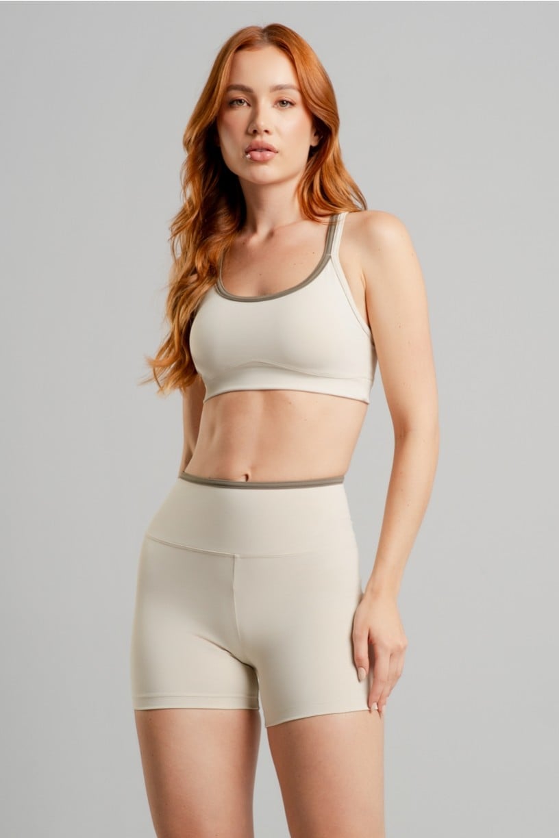 Short com Bolso no Cós e Viés Contrastante (Off-White / Oliva) | Ref: K4873-B