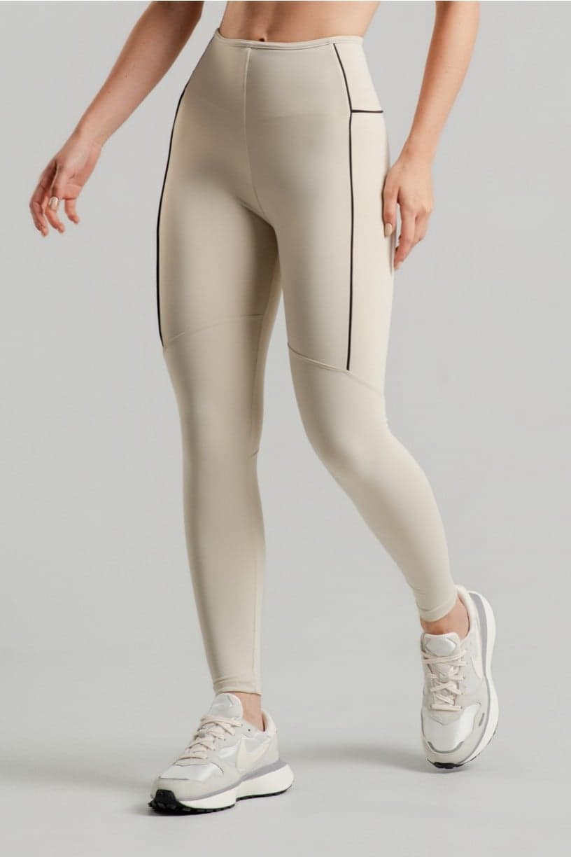 Calça Legging com Vivos Contrastantes (Off-White / Preto) | Ref: K4890-B