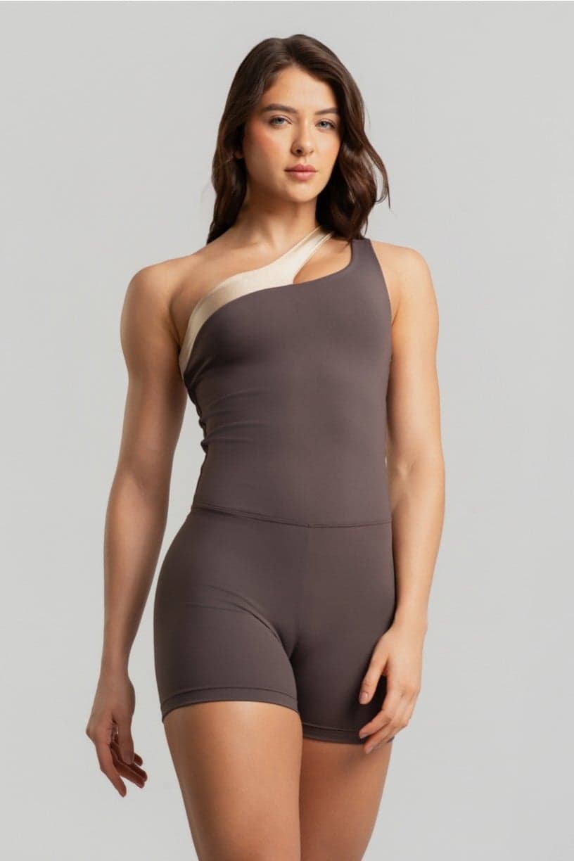 Macaquinho Assimétrico com Abertura no Ombro (Trufa / Champagne) | Ref: K4772-C