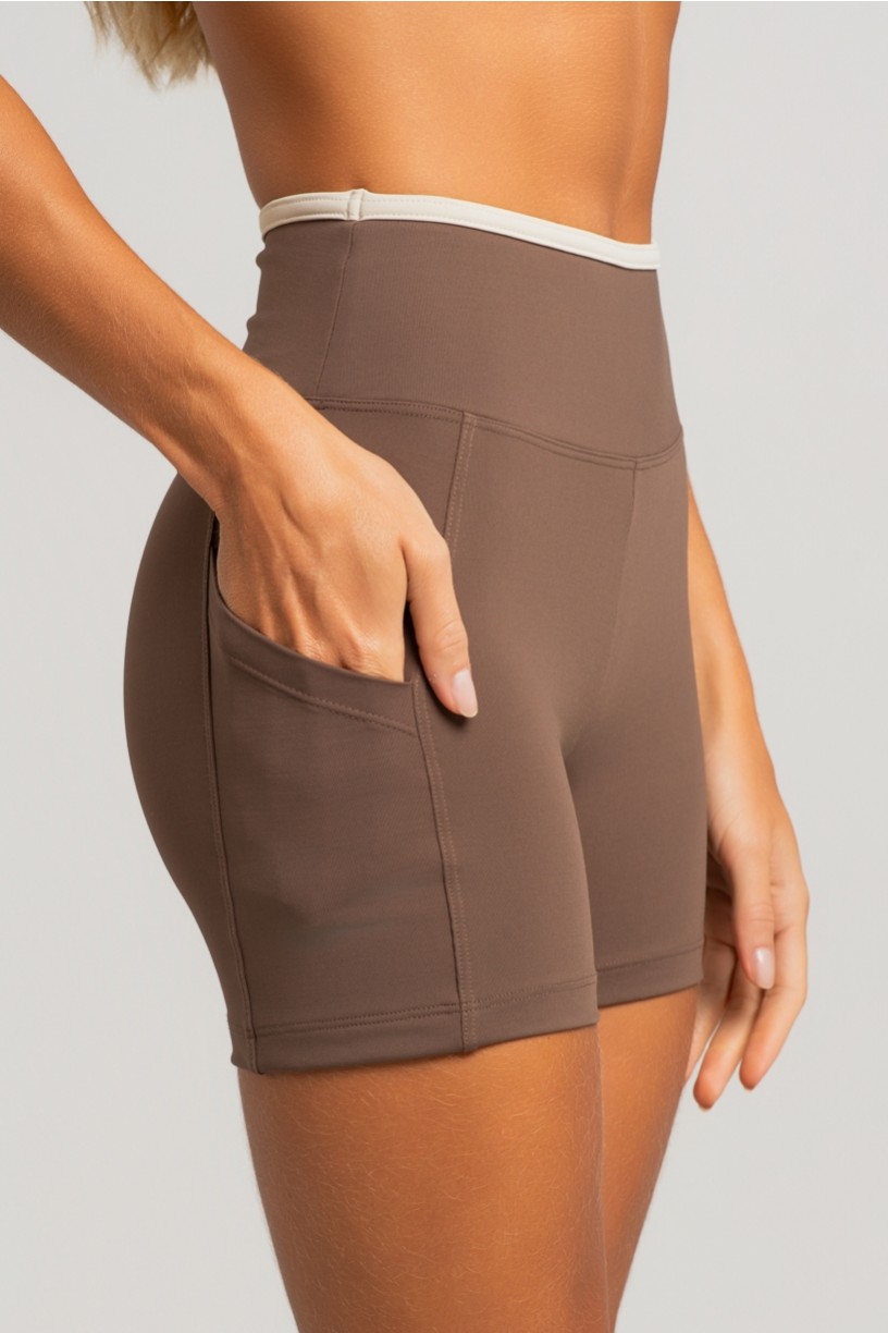 Short com Bolsos e Vira Contrastante (Capuccino / Off-White) | Ref: K4879-B