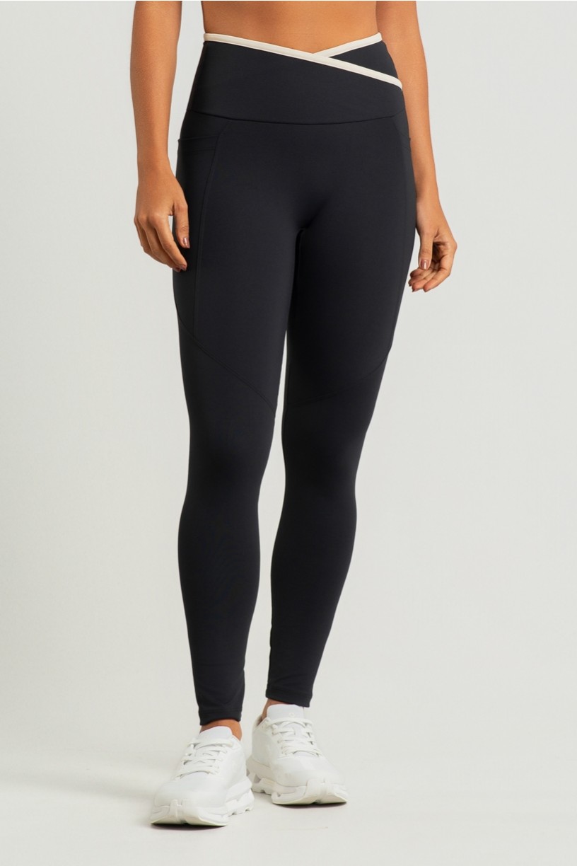 Calça Legging sem Gancho com Cós Transpassado e Bolsos (Preto / Off-White) | Ref: K5013-A