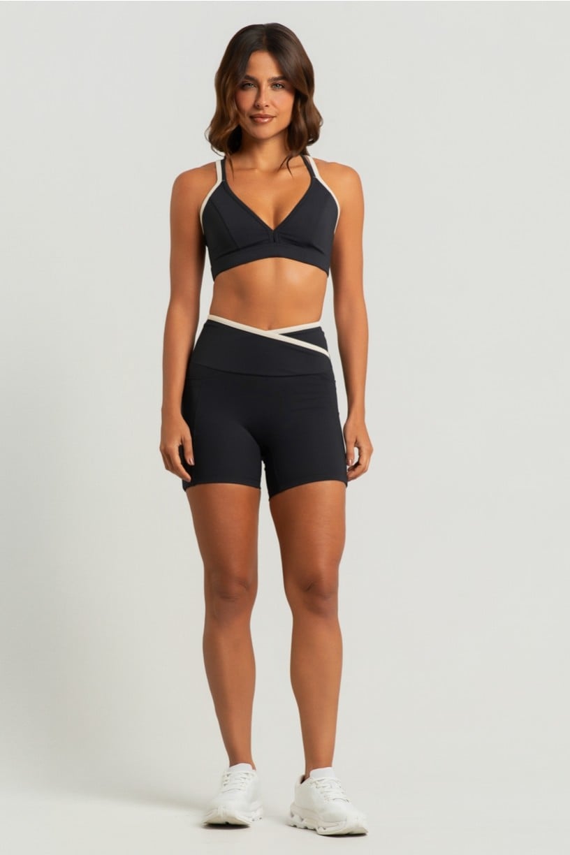 Short sem Gancho com Cós Transpassado e Bolsos (Preto / Off-White) | Ref: K5014-A