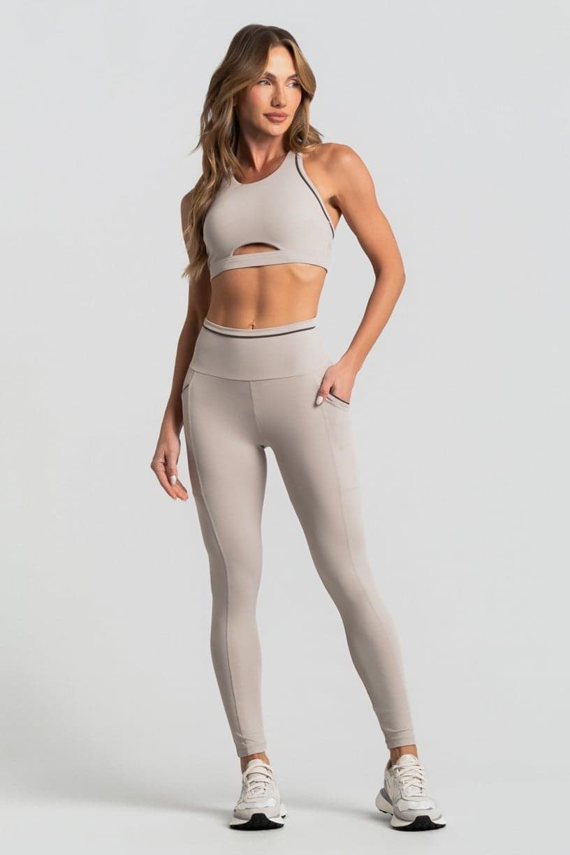 Top com Decote Alto e Aberturas Frente e Costas (Duna / Trufa) | Ref: K5031-B