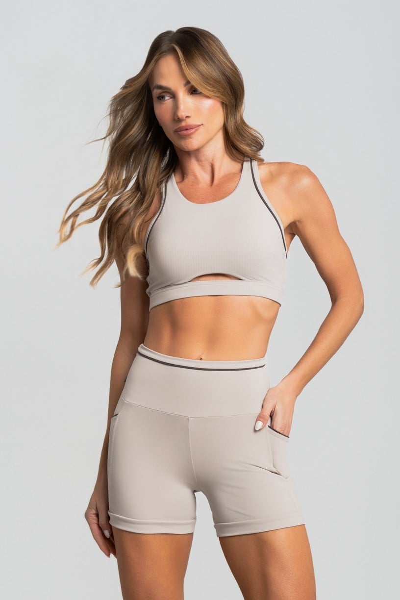 Short com Bolsos e Vivos Contrastantes (Duna / Trufa) | Ref: K5033-B