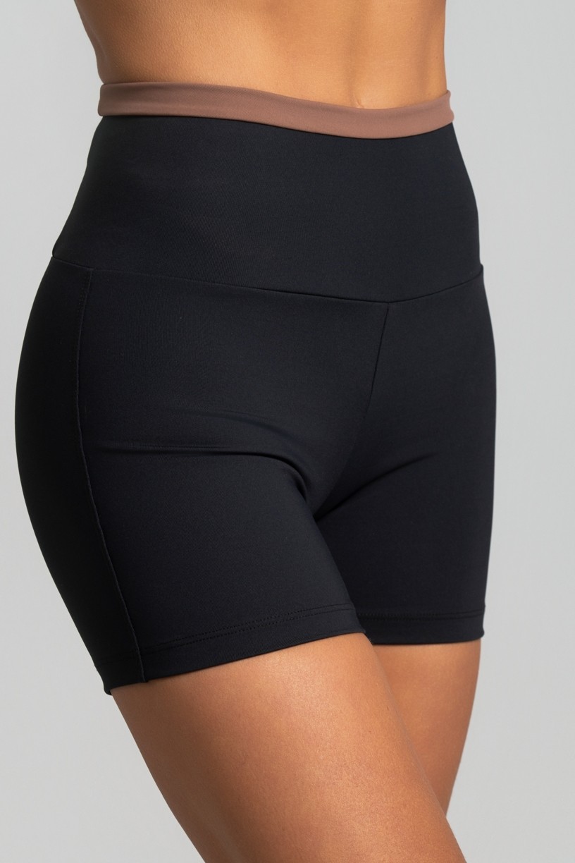 Short com Vira Contrastante e Chapado (Preto / Canela) | Ref: K5036-A