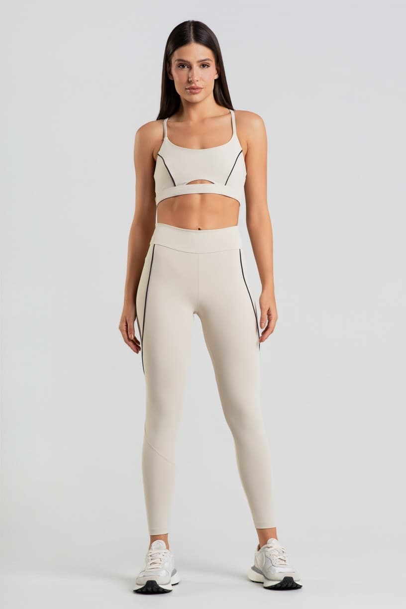 Top com Abertura Frontal e Vivos Contrastantes (Off-White / Preto) | Ref: K5046-B