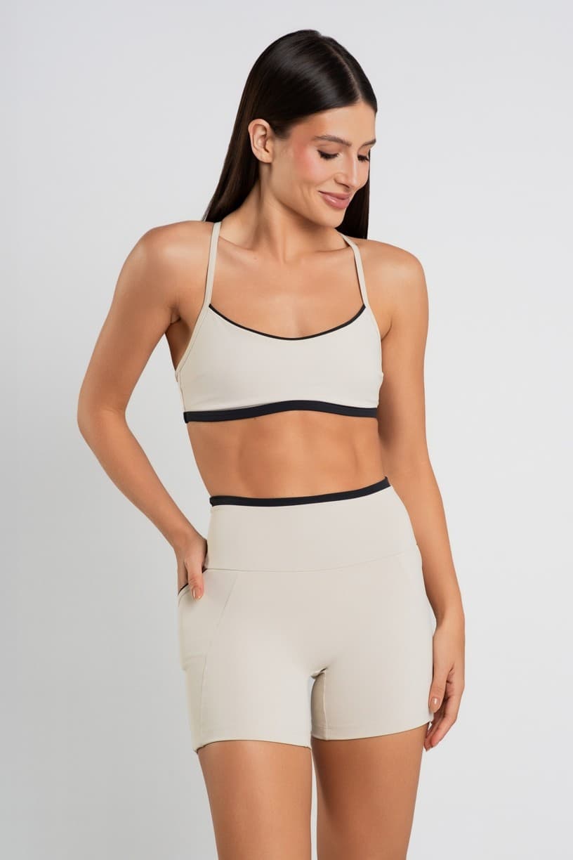 Short com Bolsos e Detalhes Contrastantes (Off-White / Preto) | Ref: K5054-A