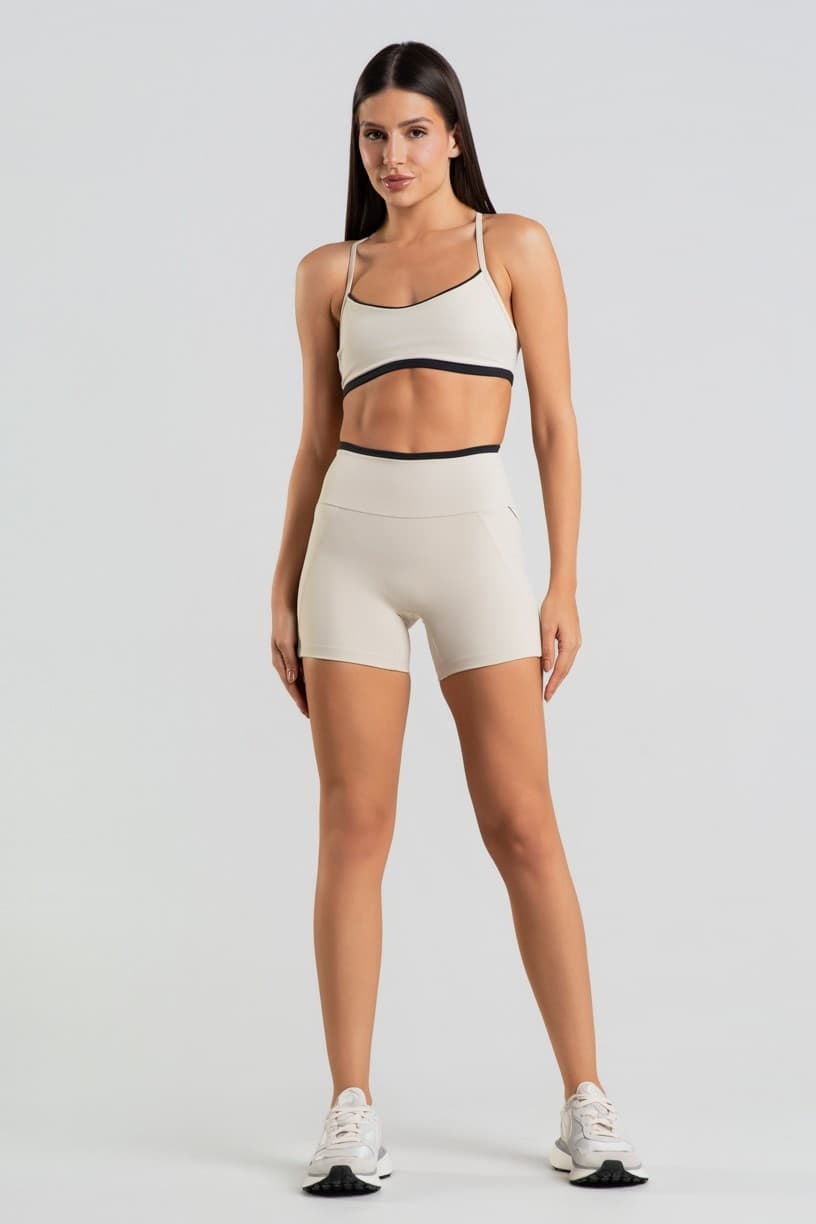 Short com Bolsos e Detalhes Contrastantes (Off-White / Preto) | Ref: K5054-A