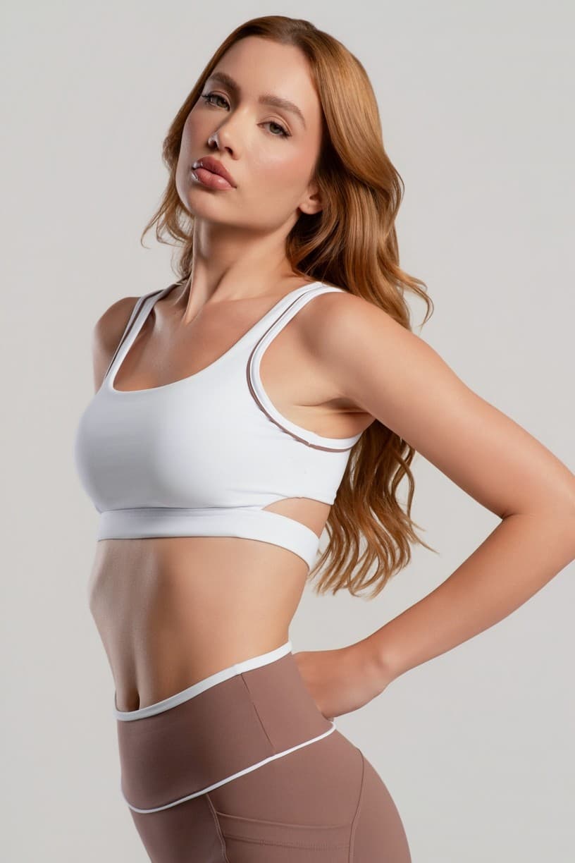 Top com Cós Vazado e Detalhe de Vivo Contrastante (Branco / Canela) | Ref: K5071-A