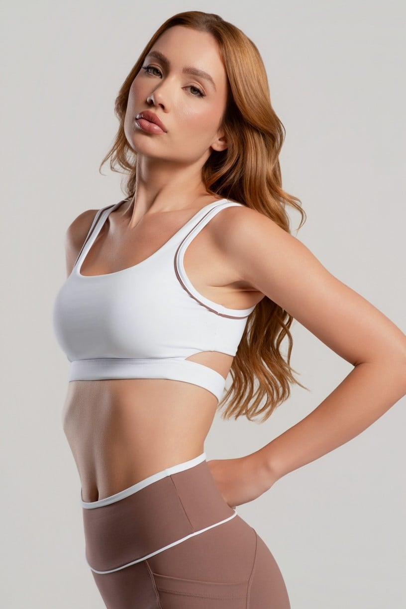Top com Cós Vazado e Detalhe de Vivo Contrastante (Branco / Canela) | Ref: K5071-A