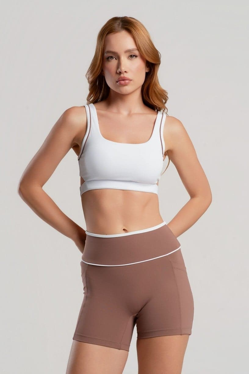 Short com Bolsos e Detalhes Contrastantes (Canela / Branco) | Ref: K5073-A