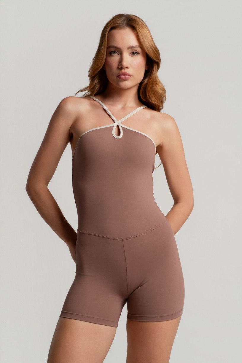 Macaquinho com Alças Contrastantes e Abertura no Decote (Canela / Off-White) | Ref: K4670-C