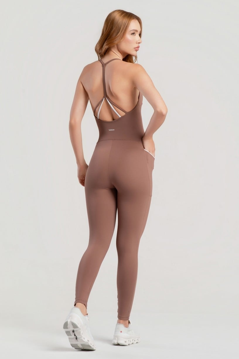 Macacão com Tiras nas Costas e Bolsos (Canela / Branco) | Ref: K5088-A