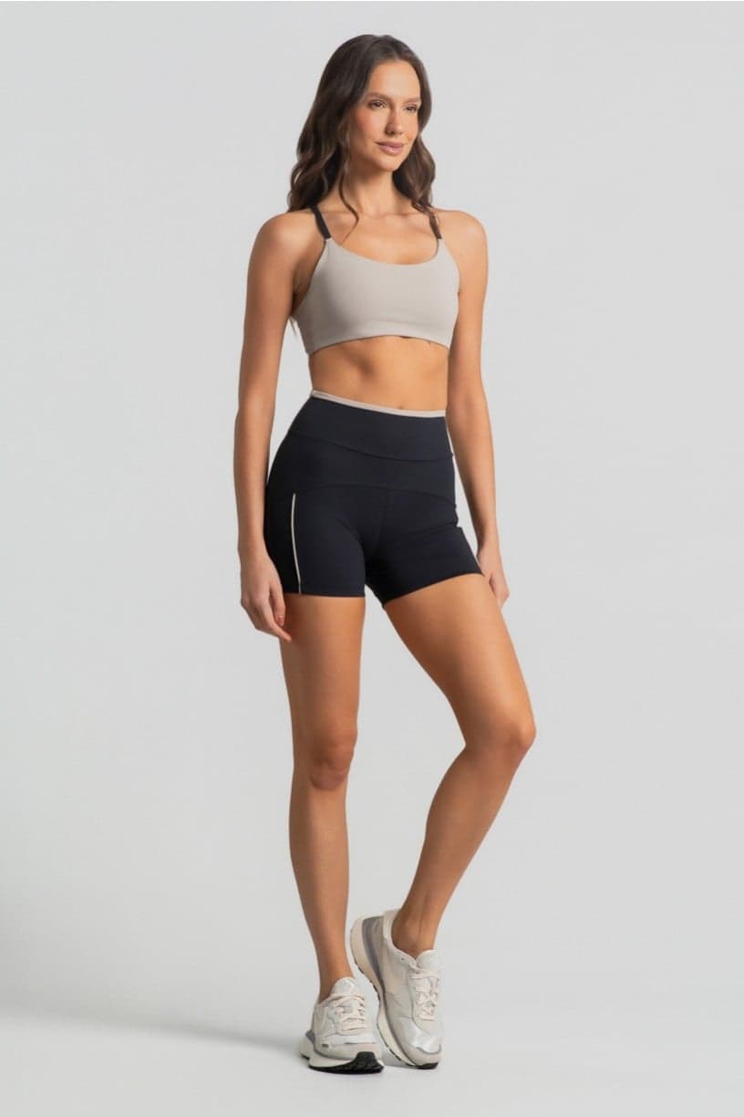 Short com Recorte e Vivo Contrastante (Preto / Duna) | Ref: K4982-B