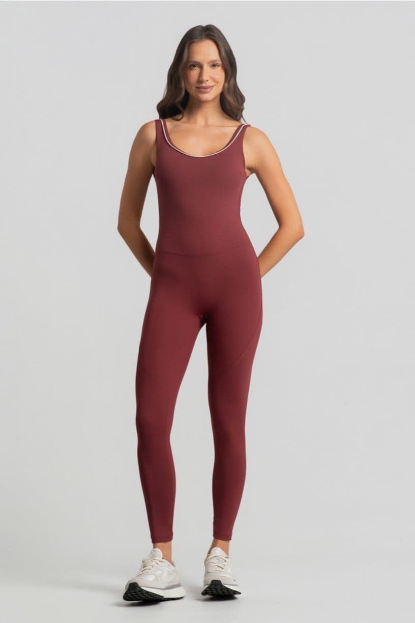 Macacão com Vivo Contrastante no Decote (Rum / Off-White) | Ref: K4868-B