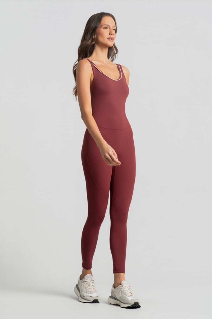 Macacão com Vivo Contrastante no Decote (Rum / Off-White) | Ref: K4868-B