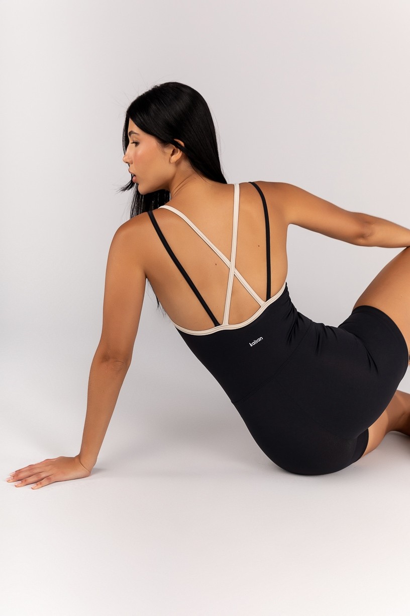 Macaquinho com Alças Duplas Contrastantes (Preto / Off-White) | Ref: K4700-C